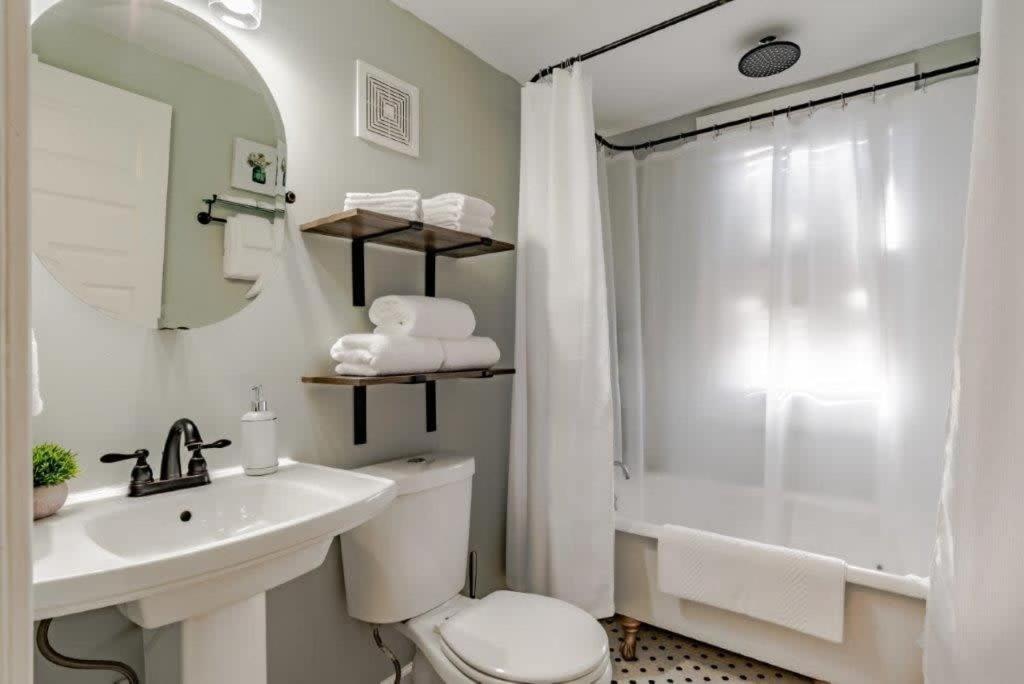 Dauphin District Darling #4 Downtown, Dining Apartment Mobile Exterior photo