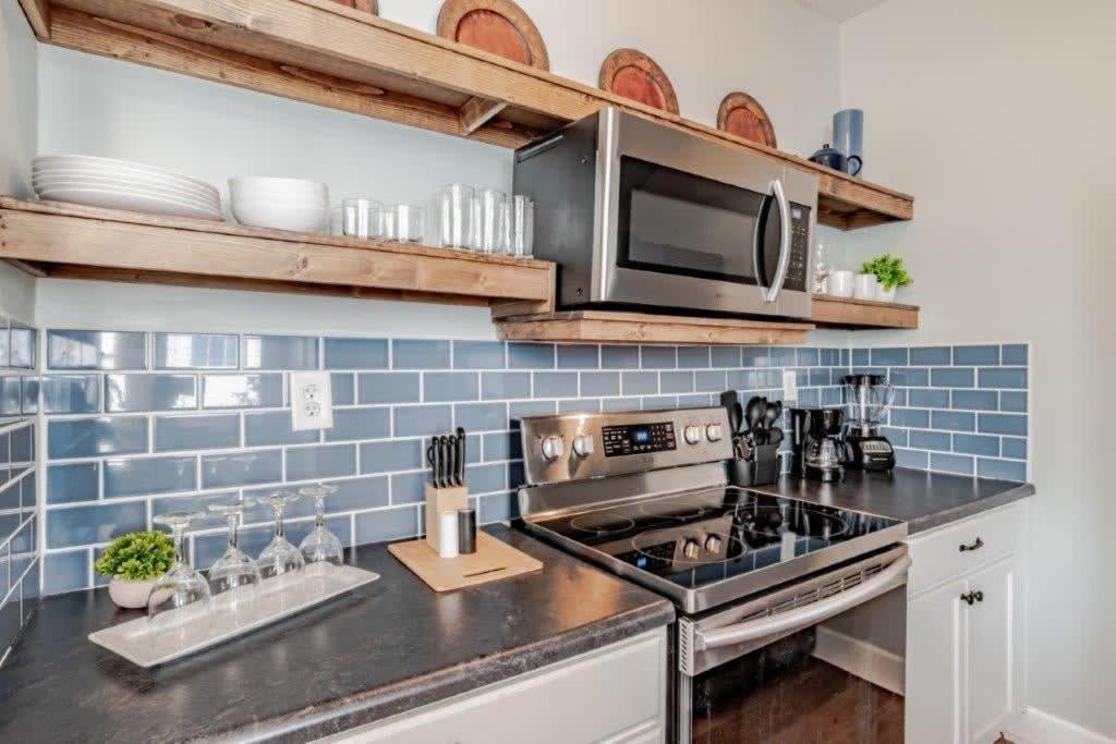 Dauphin District Darling #4 Downtown, Dining Apartment Mobile Exterior photo
